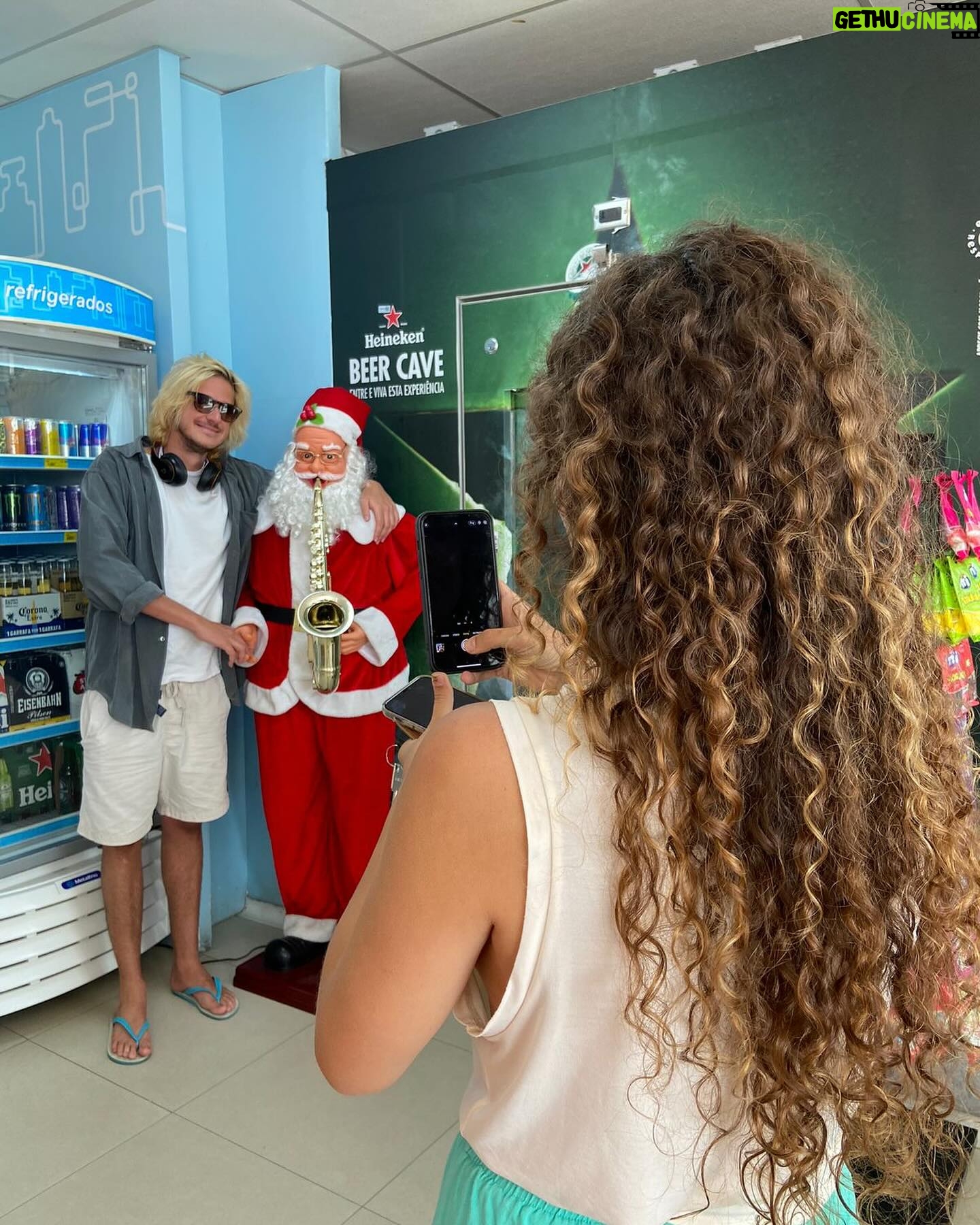Rubel - 12K Likes - Tem um episódio do Charlie Brown de Natal em que o protagonista carequinha se sente frustrado porque não consegue sentir o espírito natalino. Ele passa o episódio todo buscando até finalmente encontrá-lo. Eu reassisto esse episódio todo ano para vivenciar uma jornada parecida com a do Charlie Brown e me colocar no clima certo para viver essa data.
Quase sempre funciona. O Natal começa como um dia qualquer, até que, de repente, ele adquire um significado meio mágico, uma sensação especial, esse tal de espírito natalino mesmo que nos visita de vez em quando. E minha sensação é que essa magia não passa de uma invenção coletiva, um acordo que a gente aprende - o que não torna ela menos mágica.
O desdobramento inevitável desse pensamento é imaginar que outras tradições inventadas a gente pode soprar. Que significados coletivos ou individuais a gente pode dar a um domingo qualquer e fazer ele ganhar um caráter menos ordinário do que só mais um dia que precede uma segunda feira.
O dia do jogo de buraco, o dia do cachorro, o dia do sexo, o dia de assistir poderoso chefão, o dia de qualquer coisa que a gente ama e que dá tesão de viver, e dá a sensação de que a vida pode ser um pouquinho menos ordinária do que esse amontado de dias. Esses são meus votos natalinos. Que a gente encontre nossas tradições.