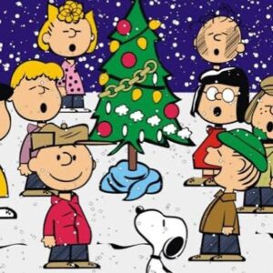 Rubel Instagram - Tem um episódio do Charlie Brown de Natal em que o protagonista carequinha se sente frustrado porque não consegue sentir o espírito natalino. Ele passa o episódio todo buscando até finalmente encontrá-lo. Eu reassisto esse episódio todo ano para vivenciar uma jornada parecida com a do Charlie Brown e me colocar no clima certo para viver essa data. 

Quase sempre funciona. O Natal começa como um dia qualquer, até que, de repente, ele adquire um significado meio mágico, uma sensação especial, esse tal de espírito natalino mesmo que nos visita de vez em quando. E minha sensação é que essa magia não passa de uma invenção coletiva, um acordo que a gente aprende - o que não torna ela menos mágica. 

O desdobramento inevitável desse pensamento é imaginar que outras tradições inventadas a gente pode soprar. Que significados coletivos ou individuais a gente pode dar a um domingo qualquer e fazer ele ganhar um caráter menos ordinário do que só mais um dia que precede uma segunda feira. 

O dia do jogo de buraco, o dia do cachorro, o dia do sexo, o dia de assistir poderoso chefão, o dia de qualquer coisa que a gente ama e que dá tesão de viver, e dá a sensação de que a vida pode ser um pouquinho menos ordinária do que esse amontado de dias. Esses são meus votos natalinos. Que a gente encontre nossas tradições.