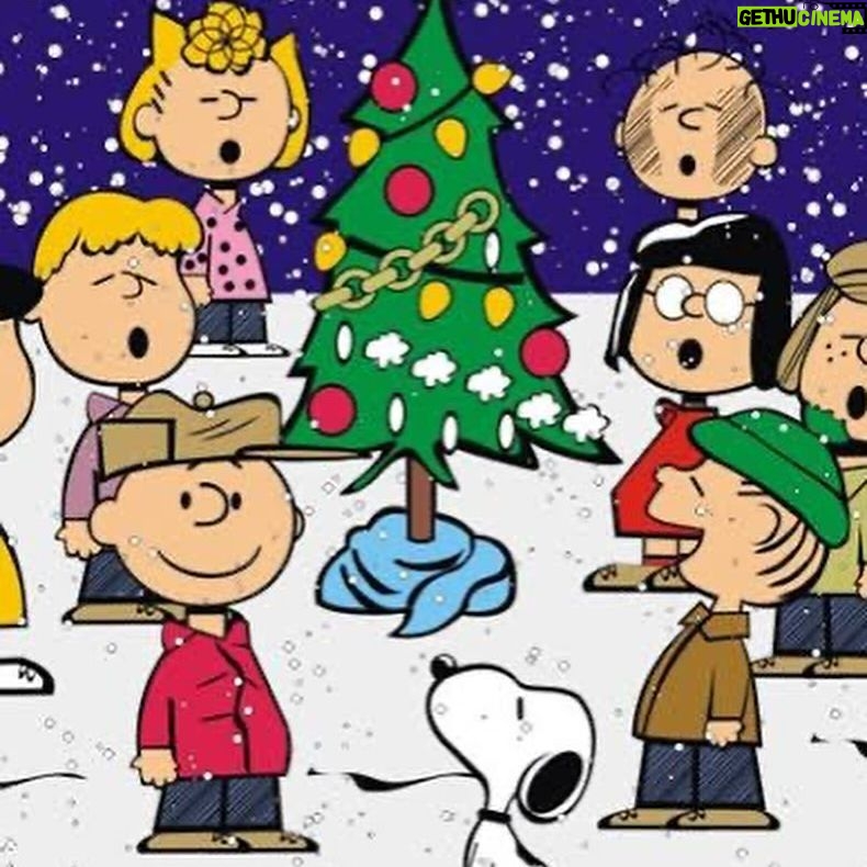 Rubel - 12K Likes - Tem um episódio do Charlie Brown de Natal em que o protagonista carequinha se sente frustrado porque não consegue sentir o espírito natalino. Ele passa o episódio todo buscando até finalmente encontrá-lo. Eu reassisto esse episódio todo ano para vivenciar uma jornada parecida com a do Charlie Brown e me colocar no clima certo para viver essa data.
Quase sempre funciona. O Natal começa como um dia qualquer, até que, de repente, ele adquire um significado meio mágico, uma sensação especial, esse tal de espírito natalino mesmo que nos visita de vez em quando. E minha sensação é que essa magia não passa de uma invenção coletiva, um acordo que a gente aprende - o que não torna ela menos mágica.
O desdobramento inevitável desse pensamento é imaginar que outras tradições inventadas a gente pode soprar. Que significados coletivos ou individuais a gente pode dar a um domingo qualquer e fazer ele ganhar um caráter menos ordinário do que só mais um dia que precede uma segunda feira.
O dia do jogo de buraco, o dia do cachorro, o dia do sexo, o dia de assistir poderoso chefão, o dia de qualquer coisa que a gente ama e que dá tesão de viver, e dá a sensação de que a vida pode ser um pouquinho menos ordinária do que esse amontado de dias. Esses são meus votos natalinos. Que a gente encontre nossas tradições.