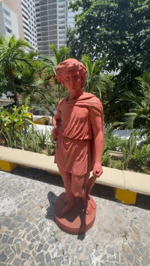 Rubel Instagram - Relatos Fictícios de Um Fofoqueiro Entediado 
Episódio V 

Estátua Vermelha: @libonaticadu 
Estátua Branca: @rubelrubelrubel 

Roteiro e Direção: @rubelrubelrubel