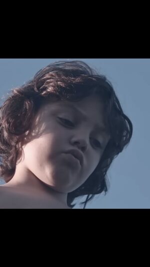 Rubel Instagram - Esse clipe mudou tudo. Eu já tinha lançado o disco Pearl (que contém essa música) há dois anos, mas pouca coisa tinha acontecido. Eu fazia shows para 20, 30 pessoas, quase sempre meus amigos. Mas o clipe caiu nas graças do YouTube e realmente mudou tudo. Durante algum tempo, em qualquer vídeo que você entrasse, aparecia o thumbnail do garotinho no trampolim - de vídeos do Zeca pagodinho a receitas de comida. 

Eu queria fugir de qualquer clichê romântico. Uma filmagem de casamento ou de um casal separado pela distância seriam as imagens imediatas para ilustrar essa música. Mas o romantismo que habita em mim vive se degladiando com a parte que acha o romantismo cafona. 

O roteiro foi feito a três mãos, junto da @mottamaira e do @pedroriguetti , e depois de muita quebração de cabeça, chegamos a ideia de que o sentimento essencial dessa música era a falta. O clipe também seria sobre a falta. Um dia na cidade do Rio de Janeiro, acompanhando a presença da falta em tudo que é canto. Todo mundo sente. Todo mundo canta. 

Tinha acabado de sair da faculdade de cinema. Tava cheio de sonho e de vontade de juntar música e cinema. Durante grande parte da faculdade, na verdade, meu sonho era dirigir clipes, mais até do que cantar. Essa foi a primeira tentativa de juntar as duas coisas. 

Filmamos tudo isso com seis pessoas. Eu, dirigindo, a @danivllnv , produzindo, e o @tiago.rios e alternando na fotografia com o @guitostes , e direção de arte da @luisapollo com assistência da @__victoriareis . Como a ideia do clipe era alcançar uma linguagem documental, fazia sentido filmar com essa formação enxuta.

O clipe tinha duas referências principais: uma cena do filme Magnólia, em que diferentes personagens cantam a mesma música juntos, só que separados. E um clipe surrealista feito nos anos 2000 para Like A Rolling Stone do Bob Dylan, que se passa dentro da programação de uma TV, onde todos os atores e apresentadores estão cantando a música tema. 

Parece que faz um milhão de anos. Dá saudade. Foi bonito, foi. Foi intenso, foi.