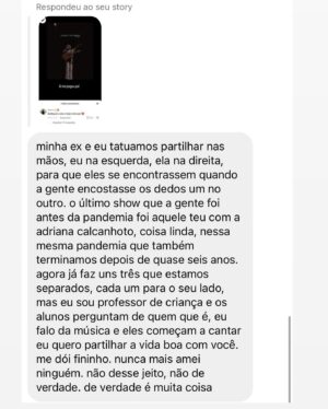 Rubel Instagram - Prepara o lencinho, porque o brasileiro está sofrendo. Ontem eu recebi muitos depoimentos de pessoas contando histórias que foram embaladas por alguma música que eu compus. Alguns são histórias felizes, de pessoas que ficaram juntas, e deram vida a mais um Ben no mundo. Algumas são de rasgar o 🆒, como aquela em que o sujeito termina dizendo que nunca mais amou ninguém de verdade porque “De Verdade É Muita Coisa”. 

Fato é que ontem eu me toquei que, depois de dez anos fazendo esse ofício, algumas músicas já criaram uma espécie de vida própria e atravessam a história de muita gente. Talvez seja óbvio para quem escuta, mas para mim que criei não era. Eu insisto em duvidar da penetração das minhas canções - mania que eu quero abandonar esse ano. 

Talvez essa seja a maior alegria que um compositor pode ter: participar realmente da vida de quem escuta. Uma espécie de tatuagem da memória. Obrigado a todos que compartilharam suas histórias. Eu sigo trabalhando daqui na espera de que minhas próximas histórias também façam parte da história de vocês. 

E convido quem quiser a compartilhar outras aqui. Qual é a sua história?