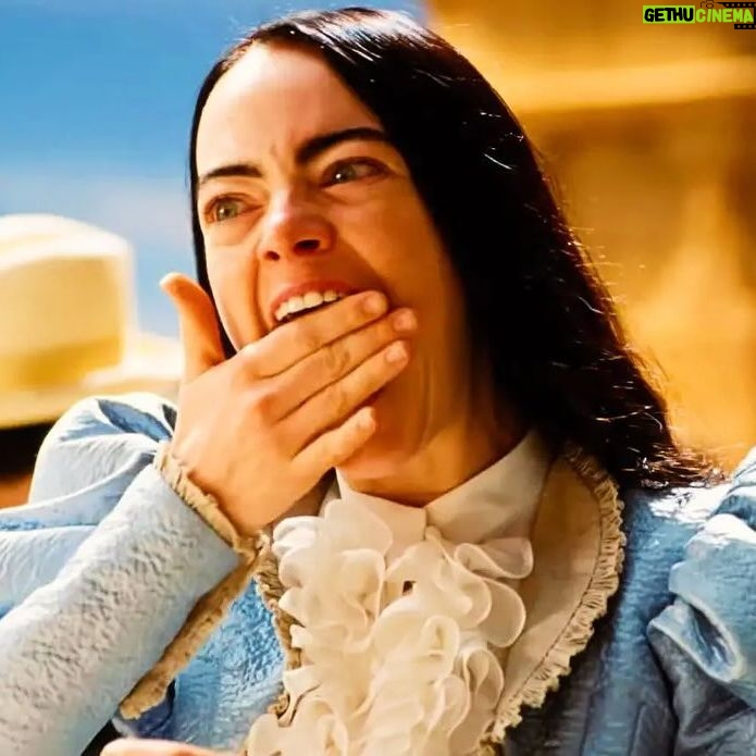 Rubel - 36.2K Likes - Eu gosto de filme que me deixa perturbado. Que me mostra alguma imagem que eu nunca tinha visto antes, ou nunca nem imaginei que poderia existir. Eu lembro de sentir isso com Laranja Mecânica (e quase todos os filmes do Kubrick na real), com Réquiem para um sonho, com Tio Boonme, os filmes do David Lynch.
Ha muito tempo não sentia isso no cinema. Quase um incômodo físico, como se aquelas imagens cutucassem umas camadas escondidas do inconsciente.
É raro quando o cinema consegue fazer isso que a música tanto faz, de produzir uma experiência sensorial que não passa exatamente pelo campo analítico. Que não se baliza pelo filtro da razão. Acho que um filme penetra nesse região mais profunda através da força da imagem, mais do que pela força da narrativa. E são poucos os cineastas estetas, pintores, que tem essa capacidade imagética. Mas eu posso estar errado também, são apenas impressões que me vieram.
A personagem da Bella é uma das mais interessantes que eu me lembre, e o que a Emma Stone faz com esse papel na mão dela é coisa de maluco. É muito bom encontrar um negócio assim perturbador, engraçado, triste, lindo, esquisito, e que ao mesmo tempo revela tanta coisa sobre as pobres e ridículas criaturinhas que a gente ser humano é.