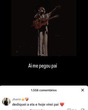 Rubel Instagram - Prepara o lencinho, porque o brasileiro está sofrendo. Ontem eu recebi muitos depoimentos de pessoas contando histórias que foram embaladas por alguma música que eu compus. Alguns são histórias felizes, de pessoas que ficaram juntas, e deram vida a mais um Ben no mundo. Algumas são de rasgar o 🆒, como aquela em que o sujeito termina dizendo que nunca mais amou ninguém de verdade porque “De Verdade É Muita Coisa”. 

Fato é que ontem eu me toquei que, depois de dez anos fazendo esse ofício, algumas músicas já criaram uma espécie de vida própria e atravessam a história de muita gente. Talvez seja óbvio para quem escuta, mas para mim que criei não era. Eu insisto em duvidar da penetração das minhas canções - mania que eu quero abandonar esse ano. 

Talvez essa seja a maior alegria que um compositor pode ter: participar realmente da vida de quem escuta. Uma espécie de tatuagem da memória. Obrigado a todos que compartilharam suas histórias. Eu sigo trabalhando daqui na espera de que minhas próximas histórias também façam parte da história de vocês. 

E convido quem quiser a compartilhar outras aqui. Qual é a sua história?