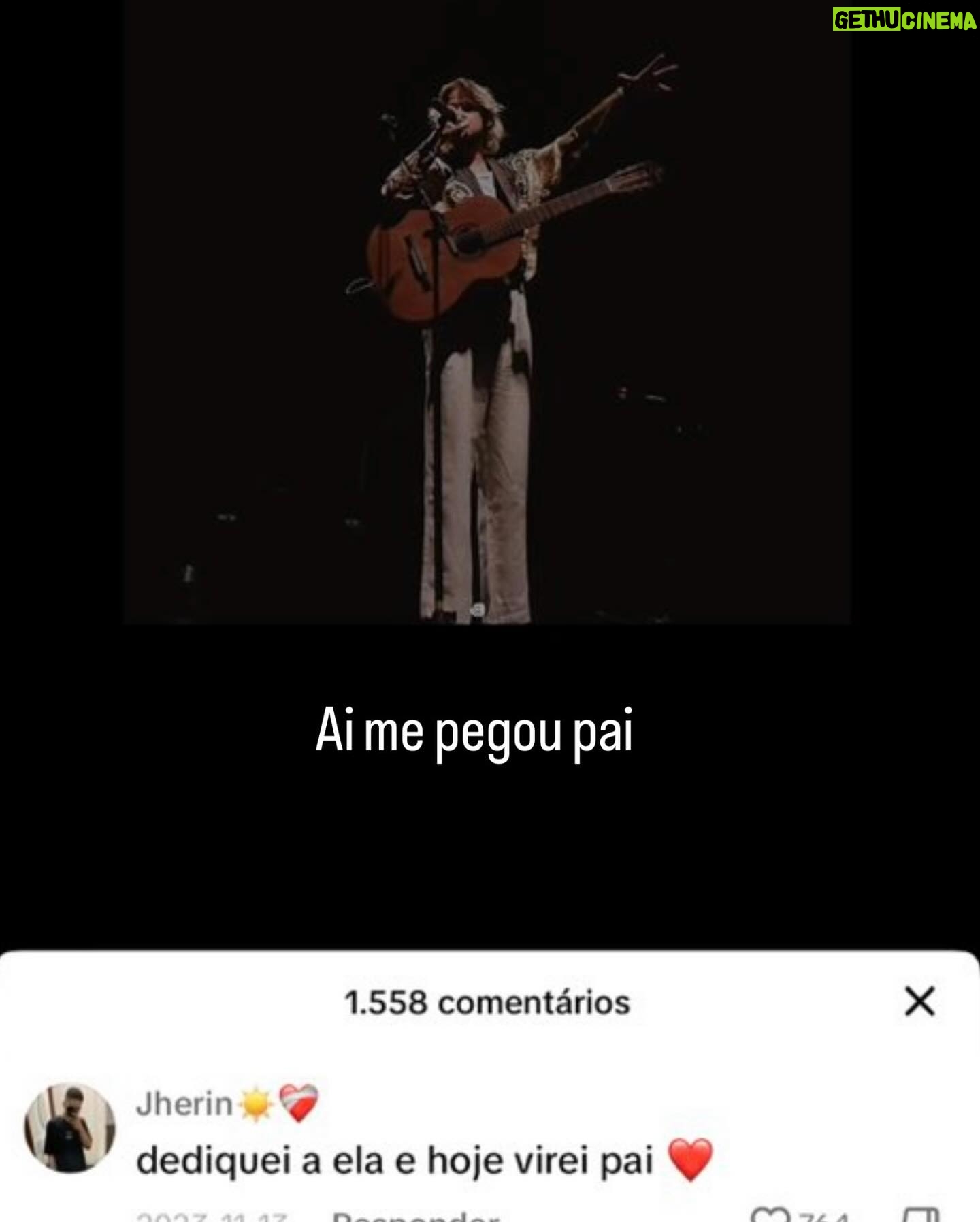 Rubel - 56.4K Likes - Prepara o lencinho, porque o brasileiro está sofrendo. Ontem eu recebi muitos depoimentos de pessoas contando histórias que foram embaladas por alguma música que eu compus. Alguns são histórias felizes, de pessoas que ficaram juntas, e deram vida a mais um Ben no mundo. Algumas são de rasgar o 🆒, como aquela em que o sujeito termina dizendo que nunca mais amou ninguém de verdade porque “De Verdade É Muita Coisa”.
Fato é que ontem eu me toquei que, depois de dez anos fazendo esse ofício, algumas músicas já criaram uma espécie de vida própria e atravessam a história de muita gente. Talvez seja óbvio para quem escuta, mas para mim que criei não era. Eu insisto em duvidar da penetração das minhas canções - mania que eu quero abandonar esse ano.
Talvez essa seja a maior alegria que um compositor pode ter: participar realmente da vida de quem escuta. Uma espécie de tatuagem da memória. Obrigado a todos que compartilharam suas histórias. Eu sigo trabalhando daqui na espera de que minhas próximas histórias também façam parte da história de vocês.
E convido quem quiser a compartilhar outras aqui. Qual é a sua história?