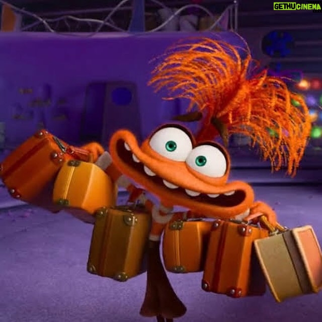 Rubel - 22K Likes - Ninguém me perguntou, mas quero falar. Saí do cinema achando o filme meio ruim. Talvez pela expectativa criada pelo primeiro. Talvez porque realmente não goste tanto da história da Riley fora da cabeça. O dilema adolescente de precisar desesperadamente fazer qualquer coisa para ser aceito pelos populares me parece um retrato meio tosco ou americanão demais da adolescência. Me incomoda essa ideia de que o adolescente perde a personalidade e vira um ventrículo de repetir o que precisa para ser aceito. Além disso, as personagens das amigas não tem nenhum contorno, são só um arquétipo das “amigas antigas” e das “novas possíveis amigas descoladas”. O dilema do primeiro me parecia muito mais crível e bem construído, e me fazia gostar da Riley. Nesse achei ela só uma adolescente boba. E não acho que essa é uma condição inerente da adolescência (vide os filmes gloriosos dos anos 80 do John Huges, tipo Breakfast Club e Curtindo a Vida Adoidado).
Mas o dia seguinte do filme as vezes esclarece mais que o próprio momento da exibição. Tem filme que você gosta na hora e some no dia seguinte. Tem filme que você detesta na hora, mas permanece.
Esse filme cresceu no dia seguinte e só vem crescendo. A ansiedade me ajudou a entender um monte de coisa sobre a minha amiga ansiedade que mora aqui dentro na vida real. Me ajudou a entender quando que ela entrou na minha vida, quantas malas ela trouxe, os gatilhos que a fazem crescer, as armadilhas que ela puxa aqui dentro. Me ajudou a entender como ela é, e também a saber gostar dela. Tá ali. É um bichinho meu. Faz parte de quem eu sou. Tá tudo bem.
Continuo achando vários problemas na trama, vários clichês que me incomodam, sentindo falta de mais sacadas geniais como no primeiro, mas… tem um algo a mais. Tem umas obras que captam alguma coisa que tá no ar, algum espírito do tempo, e acho que esse filme faz isso. Ele tem a alma de um meme auto depreciativo. Ele ri da nossa desgraça. Num mundo em que os divertidamente estão tão bagunçados, mas a gente tenta tão arduamente fazer parecer que estamos (Continua nos comentários)