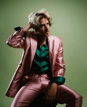 Rubel Instagram - GRAMMY LATINO EU TÔ PRONTO. 

💿 “As Palavras, Vol. 1 & 2” concorre a Melhor Álbum Pop Contemporâneo em Língua Portuguesa 🥠 

🩲👛 Na minha cabeça esse disco sempre foi Verde e Rosa. Até pintei os móveis dessa cor, para morar num lugar que remetesse a sensação que eu imaginava do disco. Fui procurar uns rabiscos antigos do que eu imaginava que o disco seria antes de existir, e achei lá o verde e rosa e algumas outras anotações que eu compartilho na última foto. 

Créditos da Foto
Fotografia: @brenogaltier 
Stylist: @mariarocha 
Alfaiate: Robson Alfaiate
Direção de Arte: @eulucasveiga 
Agradecimentos: @changodigital 

@latingrammys