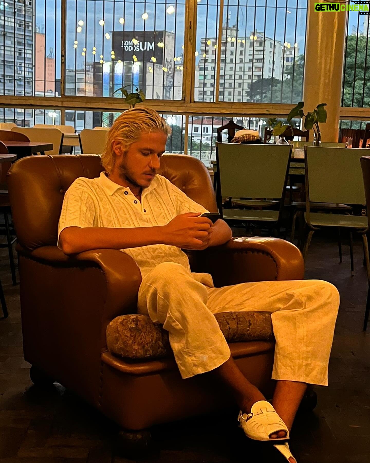 Rubel - 14.9K Likes - Retrospectiva da Retrospectiva de 2023 (agora acabou)
Tava difícil começar o ano, parece que janeiro se arrastou, como aquele momento em que você acorda e ainda demora um bocado a acordar de verdade e sair da cama. Mas essa semana eu saí e limpei a remela dos olhos. Acho que depois de 2011 (o ano em que eu fiz intercâmbio e descobri um bocado de coisa e gravei o Pearl), 2023 foi o ano mais transformador da minha vida. Que venham os pássaros e os dragões, seguimos armados e cercados com as armas de Jorge.