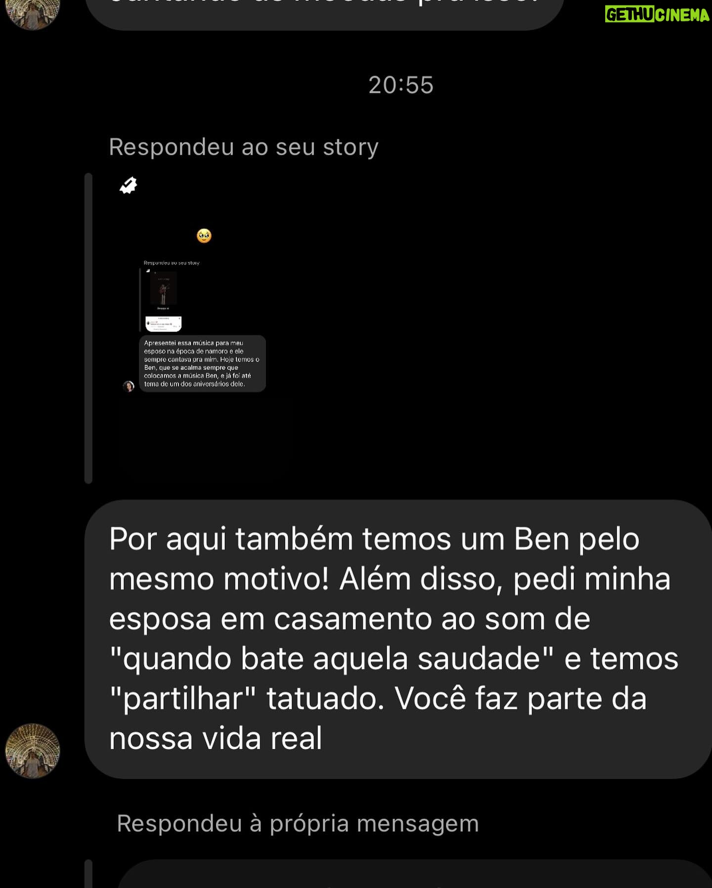 Rubel - 56.4K Likes - Prepara o lencinho, porque o brasileiro está sofrendo. Ontem eu recebi muitos depoimentos de pessoas contando histórias que foram embaladas por alguma música que eu compus. Alguns são histórias felizes, de pessoas que ficaram juntas, e deram vida a mais um Ben no mundo. Algumas são de rasgar o 🆒, como aquela em que o sujeito termina dizendo que nunca mais amou ninguém de verdade porque “De Verdade É Muita Coisa”.
Fato é que ontem eu me toquei que, depois de dez anos fazendo esse ofício, algumas músicas já criaram uma espécie de vida própria e atravessam a história de muita gente. Talvez seja óbvio para quem escuta, mas para mim que criei não era. Eu insisto em duvidar da penetração das minhas canções - mania que eu quero abandonar esse ano.
Talvez essa seja a maior alegria que um compositor pode ter: participar realmente da vida de quem escuta. Uma espécie de tatuagem da memória. Obrigado a todos que compartilharam suas histórias. Eu sigo trabalhando daqui na espera de que minhas próximas histórias também façam parte da história de vocês.
E convido quem quiser a compartilhar outras aqui. Qual é a sua história?