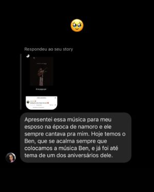 Rubel Instagram - Prepara o lencinho, porque o brasileiro está sofrendo. Ontem eu recebi muitos depoimentos de pessoas contando histórias que foram embaladas por alguma música que eu compus. Alguns são histórias felizes, de pessoas que ficaram juntas, e deram vida a mais um Ben no mundo. Algumas são de rasgar o 🆒, como aquela em que o sujeito termina dizendo que nunca mais amou ninguém de verdade porque “De Verdade É Muita Coisa”. 

Fato é que ontem eu me toquei que, depois de dez anos fazendo esse ofício, algumas músicas já criaram uma espécie de vida própria e atravessam a história de muita gente. Talvez seja óbvio para quem escuta, mas para mim que criei não era. Eu insisto em duvidar da penetração das minhas canções - mania que eu quero abandonar esse ano. 

Talvez essa seja a maior alegria que um compositor pode ter: participar realmente da vida de quem escuta. Uma espécie de tatuagem da memória. Obrigado a todos que compartilharam suas histórias. Eu sigo trabalhando daqui na espera de que minhas próximas histórias também façam parte da história de vocês. 

E convido quem quiser a compartilhar outras aqui. Qual é a sua história?