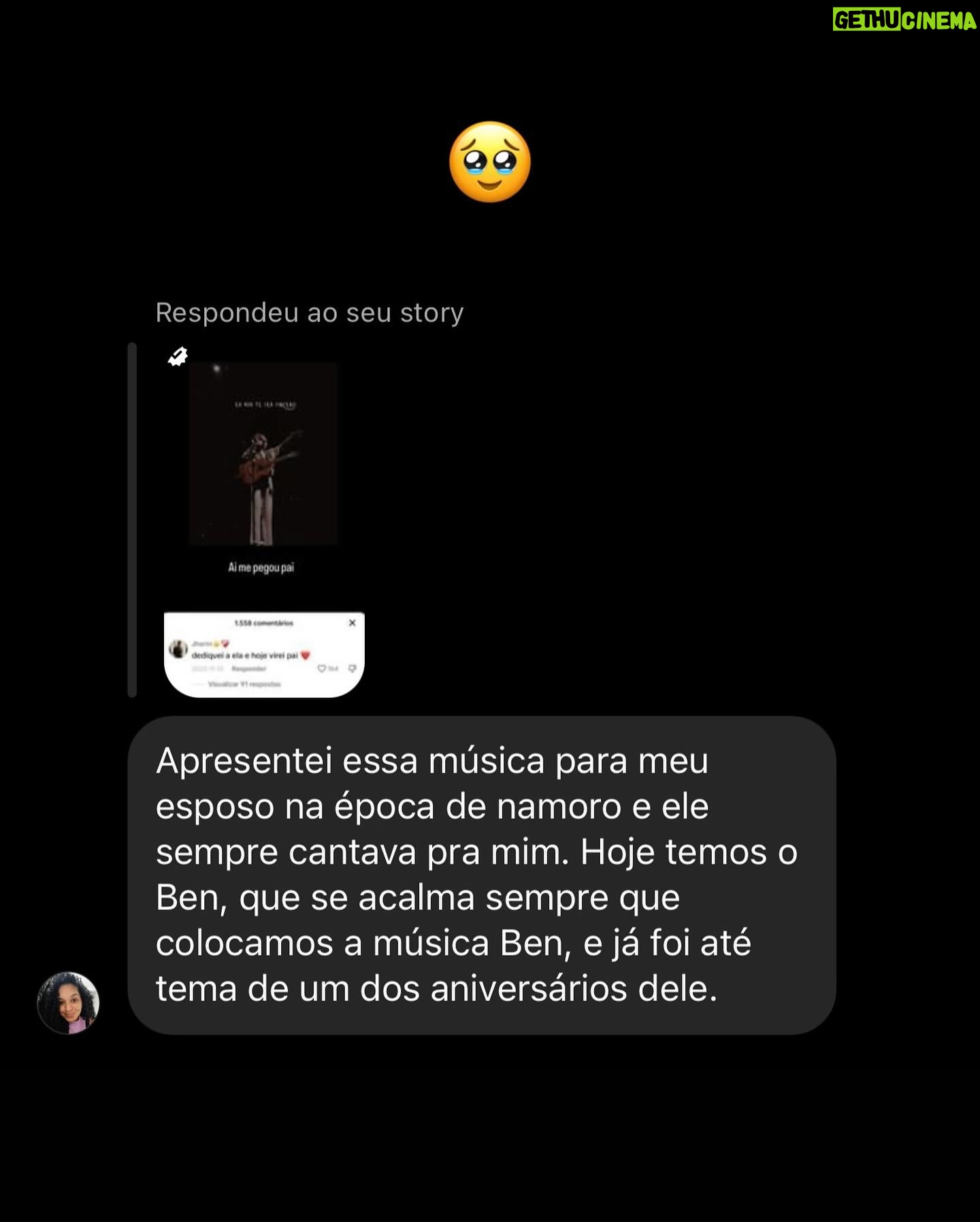 Rubel - 56.4K Likes - Prepara o lencinho, porque o brasileiro está sofrendo. Ontem eu recebi muitos depoimentos de pessoas contando histórias que foram embaladas por alguma música que eu compus. Alguns são histórias felizes, de pessoas que ficaram juntas, e deram vida a mais um Ben no mundo. Algumas são de rasgar o 🆒, como aquela em que o sujeito termina dizendo que nunca mais amou ninguém de verdade porque “De Verdade É Muita Coisa”.
Fato é que ontem eu me toquei que, depois de dez anos fazendo esse ofício, algumas músicas já criaram uma espécie de vida própria e atravessam a história de muita gente. Talvez seja óbvio para quem escuta, mas para mim que criei não era. Eu insisto em duvidar da penetração das minhas canções - mania que eu quero abandonar esse ano.
Talvez essa seja a maior alegria que um compositor pode ter: participar realmente da vida de quem escuta. Uma espécie de tatuagem da memória. Obrigado a todos que compartilharam suas histórias. Eu sigo trabalhando daqui na espera de que minhas próximas histórias também façam parte da história de vocês.
E convido quem quiser a compartilhar outras aqui. Qual é a sua história?