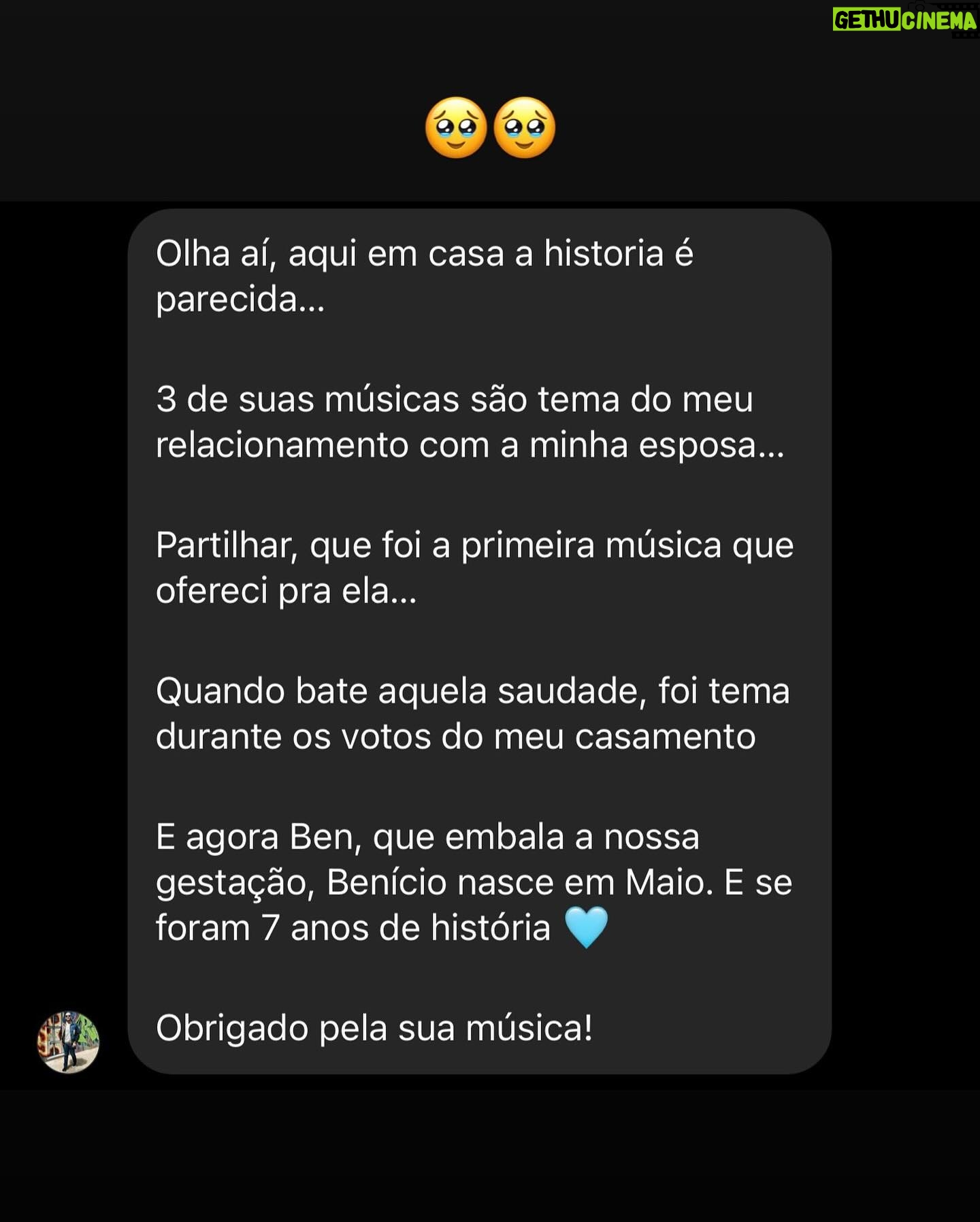 Rubel - 56.4K Likes - Prepara o lencinho, porque o brasileiro está sofrendo. Ontem eu recebi muitos depoimentos de pessoas contando histórias que foram embaladas por alguma música que eu compus. Alguns são histórias felizes, de pessoas que ficaram juntas, e deram vida a mais um Ben no mundo. Algumas são de rasgar o 🆒, como aquela em que o sujeito termina dizendo que nunca mais amou ninguém de verdade porque “De Verdade É Muita Coisa”.
Fato é que ontem eu me toquei que, depois de dez anos fazendo esse ofício, algumas músicas já criaram uma espécie de vida própria e atravessam a história de muita gente. Talvez seja óbvio para quem escuta, mas para mim que criei não era. Eu insisto em duvidar da penetração das minhas canções - mania que eu quero abandonar esse ano.
Talvez essa seja a maior alegria que um compositor pode ter: participar realmente da vida de quem escuta. Uma espécie de tatuagem da memória. Obrigado a todos que compartilharam suas histórias. Eu sigo trabalhando daqui na espera de que minhas próximas histórias também façam parte da história de vocês.
E convido quem quiser a compartilhar outras aqui. Qual é a sua história?