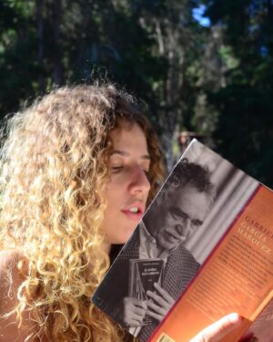 Rubel Instagram - Ela chegou e bagunçou tudo e organizou tudo e melhorou tudo. Eu já achava que essas coisas nem existiam mais, que era invenção dos cantores, das canções, dos filmes, dos livros, da nossa cabeça. Me ferrei. Me ferraria de novo, várias vezes. Sigo me ferrando todo dia, espero que me ferre todos os dias.