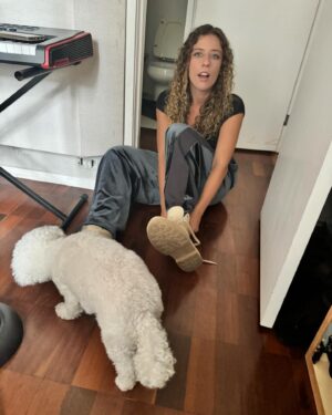 Rubel Instagram - Ela chegou e bagunçou tudo e organizou tudo e melhorou tudo. Eu já achava que essas coisas nem existiam mais, que era invenção dos cantores, das canções, dos filmes, dos livros, da nossa cabeça. Me ferrei. Me ferraria de novo, várias vezes. Sigo me ferrando todo dia, espero que me ferre todos os dias.