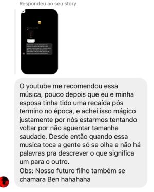 Rubel Instagram - Prepara o lencinho, porque o brasileiro está sofrendo. Ontem eu recebi muitos depoimentos de pessoas contando histórias que foram embaladas por alguma música que eu compus. Alguns são histórias felizes, de pessoas que ficaram juntas, e deram vida a mais um Ben no mundo. Algumas são de rasgar o 🆒, como aquela em que o sujeito termina dizendo que nunca mais amou ninguém de verdade porque “De Verdade É Muita Coisa”. 

Fato é que ontem eu me toquei que, depois de dez anos fazendo esse ofício, algumas músicas já criaram uma espécie de vida própria e atravessam a história de muita gente. Talvez seja óbvio para quem escuta, mas para mim que criei não era. Eu insisto em duvidar da penetração das minhas canções - mania que eu quero abandonar esse ano. 

Talvez essa seja a maior alegria que um compositor pode ter: participar realmente da vida de quem escuta. Uma espécie de tatuagem da memória. Obrigado a todos que compartilharam suas histórias. Eu sigo trabalhando daqui na espera de que minhas próximas histórias também façam parte da história de vocês. 

E convido quem quiser a compartilhar outras aqui. Qual é a sua história?