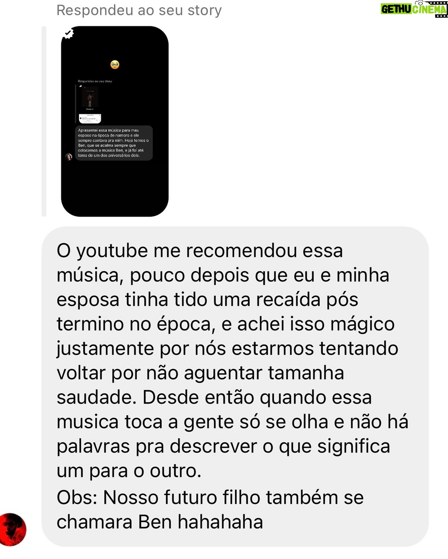 Rubel - 56.4K Likes - Prepara o lencinho, porque o brasileiro está sofrendo. Ontem eu recebi muitos depoimentos de pessoas contando histórias que foram embaladas por alguma música que eu compus. Alguns são histórias felizes, de pessoas que ficaram juntas, e deram vida a mais um Ben no mundo. Algumas são de rasgar o 🆒, como aquela em que o sujeito termina dizendo que nunca mais amou ninguém de verdade porque “De Verdade É Muita Coisa”.
Fato é que ontem eu me toquei que, depois de dez anos fazendo esse ofício, algumas músicas já criaram uma espécie de vida própria e atravessam a história de muita gente. Talvez seja óbvio para quem escuta, mas para mim que criei não era. Eu insisto em duvidar da penetração das minhas canções - mania que eu quero abandonar esse ano.
Talvez essa seja a maior alegria que um compositor pode ter: participar realmente da vida de quem escuta. Uma espécie de tatuagem da memória. Obrigado a todos que compartilharam suas histórias. Eu sigo trabalhando daqui na espera de que minhas próximas histórias também façam parte da história de vocês.
E convido quem quiser a compartilhar outras aqui. Qual é a sua história?
