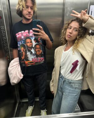 Rubel Instagram - Ela chegou e bagunçou tudo e organizou tudo e melhorou tudo. Eu já achava que essas coisas nem existiam mais, que era invenção dos cantores, das canções, dos filmes, dos livros, da nossa cabeça. Me ferrei. Me ferraria de novo, várias vezes. Sigo me ferrando todo dia, espero que me ferre todos os dias.