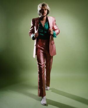 Rubel Instagram - GRAMMY LATINO EU TÔ PRONTO. 

💿 “As Palavras, Vol. 1 & 2” concorre a Melhor Álbum Pop Contemporâneo em Língua Portuguesa 🥠 

🩲👛 Na minha cabeça esse disco sempre foi Verde e Rosa. Até pintei os móveis dessa cor, para morar num lugar que remetesse a sensação que eu imaginava do disco. Fui procurar uns rabiscos antigos do que eu imaginava que o disco seria antes de existir, e achei lá o verde e rosa e algumas outras anotações que eu compartilho na última foto. 

Créditos da Foto
Fotografia: @brenogaltier 
Stylist: @mariarocha 
Alfaiate: Robson Alfaiate
Direção de Arte: @eulucasveiga 
Agradecimentos: @changodigital 

@latingrammys