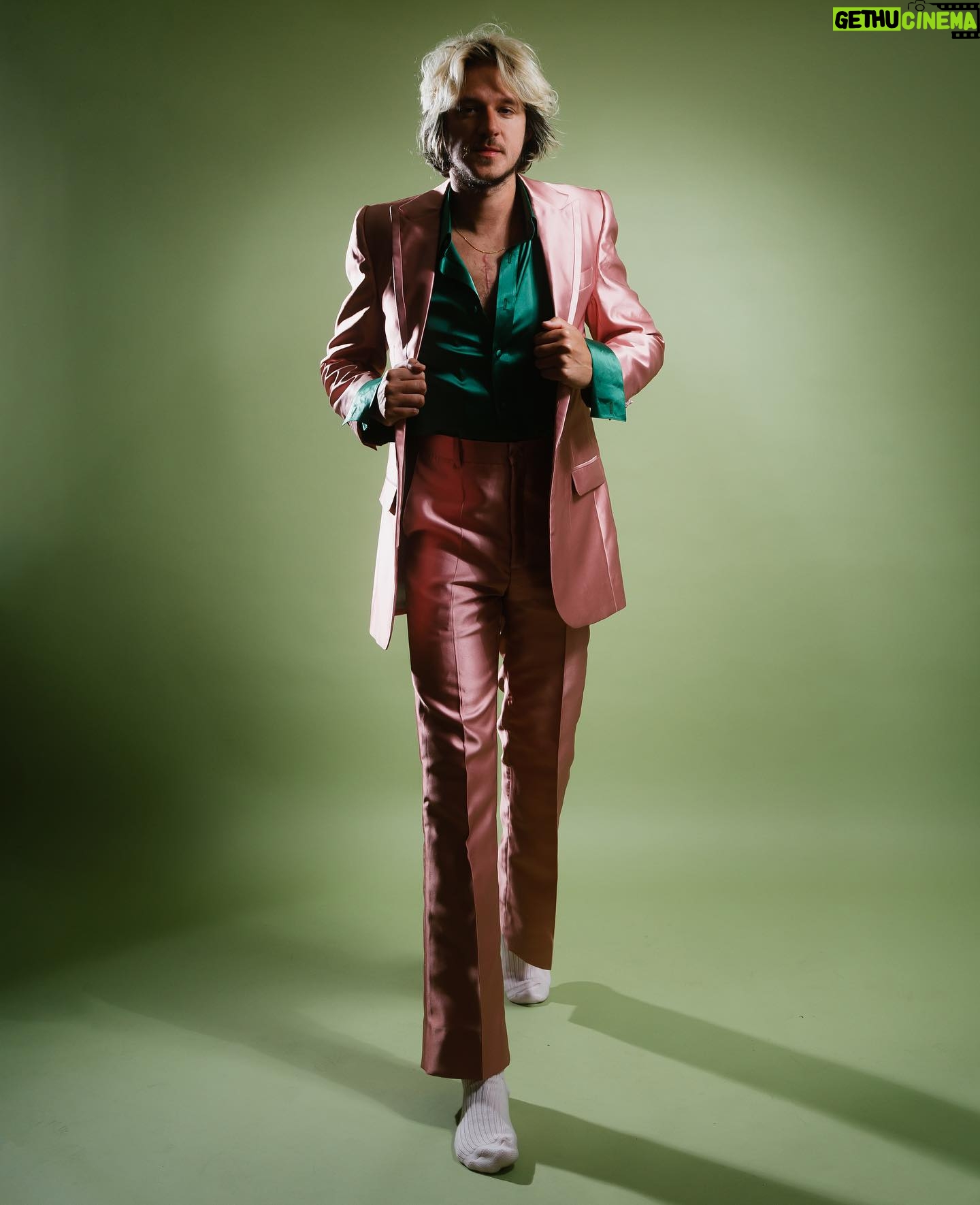 Rubel - 18.1K Likes - GRAMMY LATINO EU TÔ PRONTO.
💿 “As Palavras, Vol. 1 & 2” concorre a Melhor Álbum Pop Contemporâneo em Língua Portuguesa 🥠
🩲👛 Na minha cabeça esse disco sempre foi Verde e Rosa. Até pintei os móveis dessa cor, para morar num lugar que remetesse a sensação que eu imaginava do disco. Fui procurar uns rabiscos antigos do que eu imaginava que o disco seria antes de existir, e achei lá o verde e rosa e algumas outras anotações que eu compartilho na última foto.
Créditos da Foto
Fotografia: @brenogaltier
Stylist: @mariarocha
Alfaiate: Robson Alfaiate
Direção de Arte: @eulucasveiga
Agradecimentos: @changodigital
@latingrammys