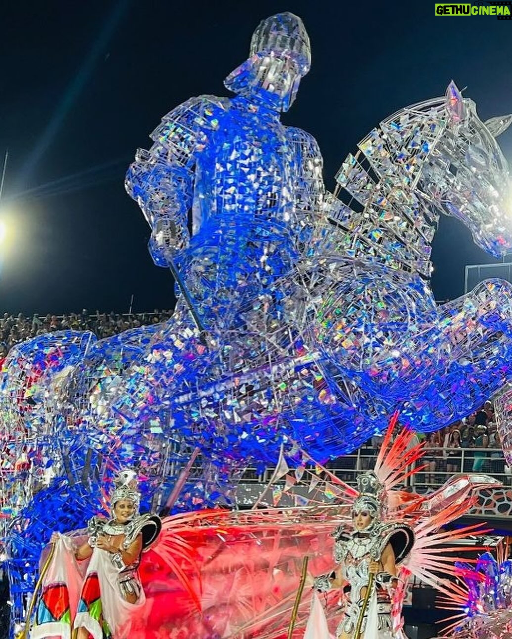 Rubel - 14.9K Likes - Retrospectiva da Retrospectiva de 2023 (agora acabou)
Tava difícil começar o ano, parece que janeiro se arrastou, como aquele momento em que você acorda e ainda demora um bocado a acordar de verdade e sair da cama. Mas essa semana eu saí e limpei a remela dos olhos. Acho que depois de 2011 (o ano em que eu fiz intercâmbio e descobri um bocado de coisa e gravei o Pearl), 2023 foi o ano mais transformador da minha vida. Que venham os pássaros e os dragões, seguimos armados e cercados com as armas de Jorge.