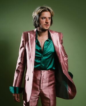 Rubel Instagram - GRAMMY LATINO EU TÔ PRONTO. 

💿 “As Palavras, Vol. 1 & 2” concorre a Melhor Álbum Pop Contemporâneo em Língua Portuguesa 🥠 

🩲👛 Na minha cabeça esse disco sempre foi Verde e Rosa. Até pintei os móveis dessa cor, para morar num lugar que remetesse a sensação que eu imaginava do disco. Fui procurar uns rabiscos antigos do que eu imaginava que o disco seria antes de existir, e achei lá o verde e rosa e algumas outras anotações que eu compartilho na última foto. 

Créditos da Foto
Fotografia: @brenogaltier 
Stylist: @mariarocha 
Alfaiate: Robson Alfaiate
Direção de Arte: @eulucasveiga 
Agradecimentos: @changodigital 

@latingrammys