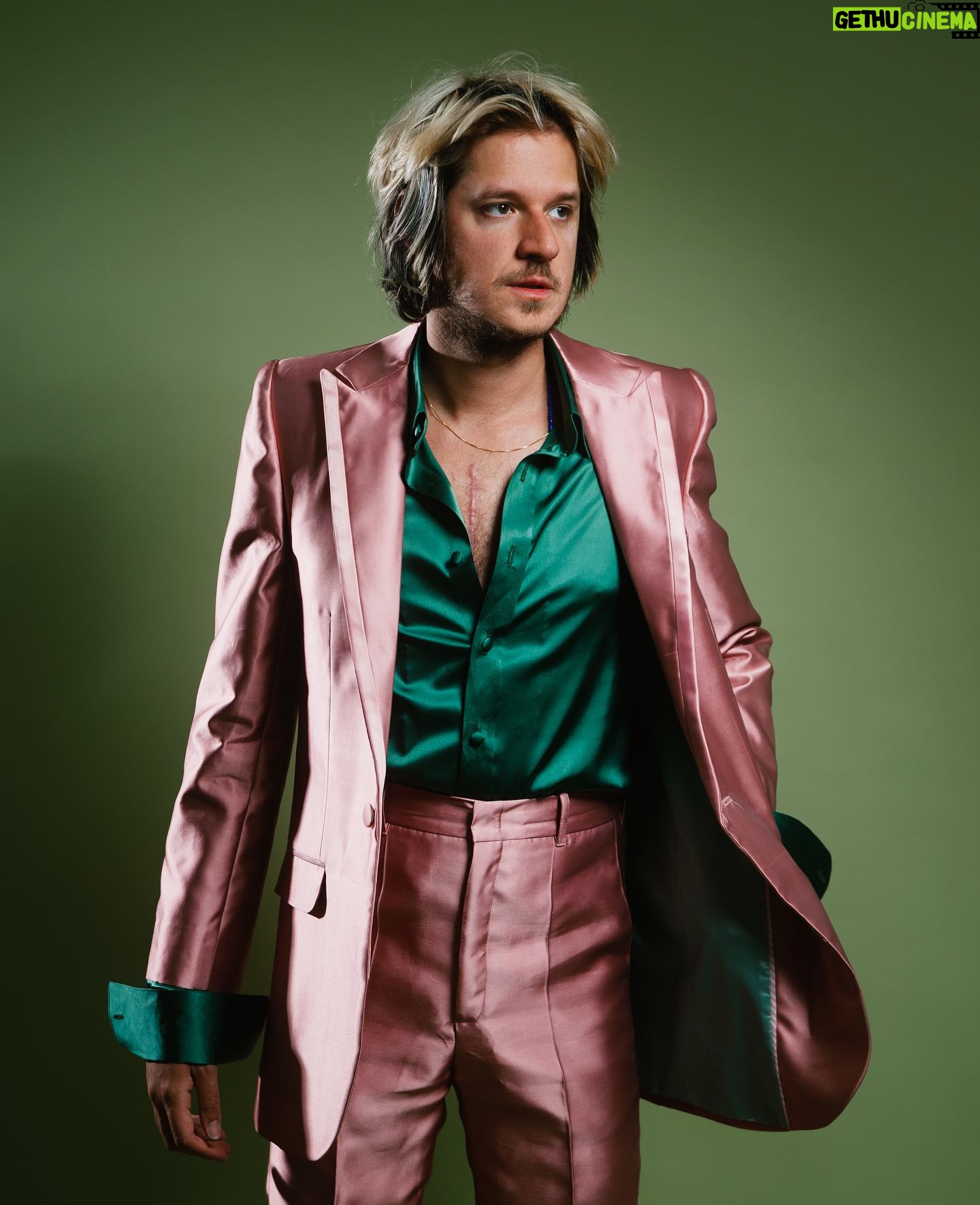 Rubel - 18.1K Likes - GRAMMY LATINO EU TÔ PRONTO.
💿 “As Palavras, Vol. 1 & 2” concorre a Melhor Álbum Pop Contemporâneo em Língua Portuguesa 🥠
🩲👛 Na minha cabeça esse disco sempre foi Verde e Rosa. Até pintei os móveis dessa cor, para morar num lugar que remetesse a sensação que eu imaginava do disco. Fui procurar uns rabiscos antigos do que eu imaginava que o disco seria antes de existir, e achei lá o verde e rosa e algumas outras anotações que eu compartilho na última foto.
Créditos da Foto
Fotografia: @brenogaltier
Stylist: @mariarocha
Alfaiate: Robson Alfaiate
Direção de Arte: @eulucasveiga
Agradecimentos: @changodigital
@latingrammys