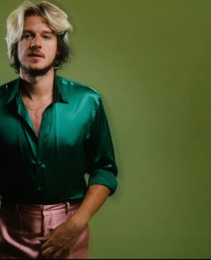 Rubel Instagram - GRAMMY LATINO EU TÔ PRONTO. 

💿 “As Palavras, Vol. 1 & 2” concorre a Melhor Álbum Pop Contemporâneo em Língua Portuguesa 🥠 

🩲👛 Na minha cabeça esse disco sempre foi Verde e Rosa. Até pintei os móveis dessa cor, para morar num lugar que remetesse a sensação que eu imaginava do disco. Fui procurar uns rabiscos antigos do que eu imaginava que o disco seria antes de existir, e achei lá o verde e rosa e algumas outras anotações que eu compartilho na última foto. 

Créditos da Foto
Fotografia: @brenogaltier 
Stylist: @mariarocha 
Alfaiate: Robson Alfaiate
Direção de Arte: @eulucasveiga 
Agradecimentos: @changodigital 

@latingrammys