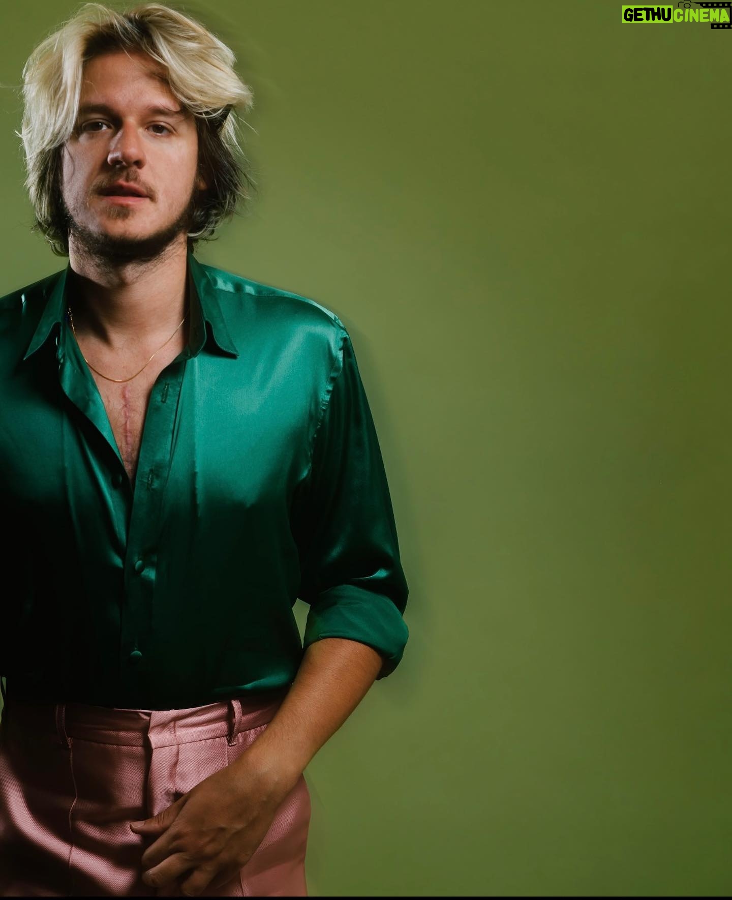 Rubel - 18.1K Likes - GRAMMY LATINO EU TÔ PRONTO.
💿 “As Palavras, Vol. 1 & 2” concorre a Melhor Álbum Pop Contemporâneo em Língua Portuguesa 🥠
🩲👛 Na minha cabeça esse disco sempre foi Verde e Rosa. Até pintei os móveis dessa cor, para morar num lugar que remetesse a sensação que eu imaginava do disco. Fui procurar uns rabiscos antigos do que eu imaginava que o disco seria antes de existir, e achei lá o verde e rosa e algumas outras anotações que eu compartilho na última foto.
Créditos da Foto
Fotografia: @brenogaltier
Stylist: @mariarocha
Alfaiate: Robson Alfaiate
Direção de Arte: @eulucasveiga
Agradecimentos: @changodigital
@latingrammys