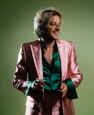 Rubel Instagram - GRAMMY LATINO EU TÔ PRONTO. 

💿 “As Palavras, Vol. 1 & 2” concorre a Melhor Álbum Pop Contemporâneo em Língua Portuguesa 🥠 

🩲👛 Na minha cabeça esse disco sempre foi Verde e Rosa. Até pintei os móveis dessa cor, para morar num lugar que remetesse a sensação que eu imaginava do disco. Fui procurar uns rabiscos antigos do que eu imaginava que o disco seria antes de existir, e achei lá o verde e rosa e algumas outras anotações que eu compartilho na última foto. 

Créditos da Foto
Fotografia: @brenogaltier 
Stylist: @mariarocha 
Alfaiate: Robson Alfaiate
Direção de Arte: @eulucasveiga 
Agradecimentos: @changodigital 

@latingrammys
