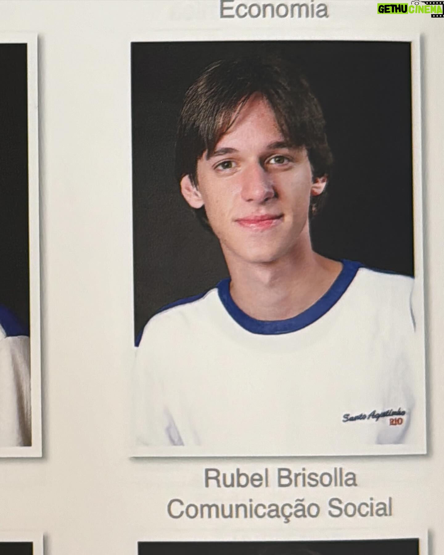 Rubel - 21.1K Likes - Relato de um domingo de ressaca
Hoje faz treze anos que Caetano atravessou a rua concentrado no Leblon. Lembrei de um ensaio da revista Piauí em que o próprio estagiário que escreveu essa matéria explicava o raciocínio por trás da escolha de um acontecimento tão prosaico para estampar um site de notícias. Não lembro do raciocínio agora. Minha memória anda uma merda. Eu acho que foi o Covid. Depois do Covid ela nunca mais foi a mesma. Eu lembro da sensação das coisas mas esqueço os detalhes, muitas vezes. Eu lembro que a explicação do jornalista era boa. Tinha alguma coisa irônica, uma tentativa subversiva de sacanear o estado das coisas - ou foi só uma ideia que a pessoa chegou a posteriori para se sair melhor.
Domingo de ressaca é muito difícil sair da cama. Venho tentando recuperar meu apetite para a vida social, mas isso quase sempre vem acompanhado da ressaca, o que me faz querer quase sempre voltar para a vida não tão social. Mas não. A vida social me faz mais feliz. A amizade se faz no exercício da presença. Nunca fiz amigos bebendo leite, já disse alguém.
Amanda tinha me pedido para postar uma crônica essa semana. Vai essa aqui mesmo, errática como a terapia dessa semana, prosaica como uma pessoa atravessando a rua concentrada.
Ps: talvez a matéria não dissesse exatamente “atravessa a rua concentrado”. Mas é como eu me lembro.