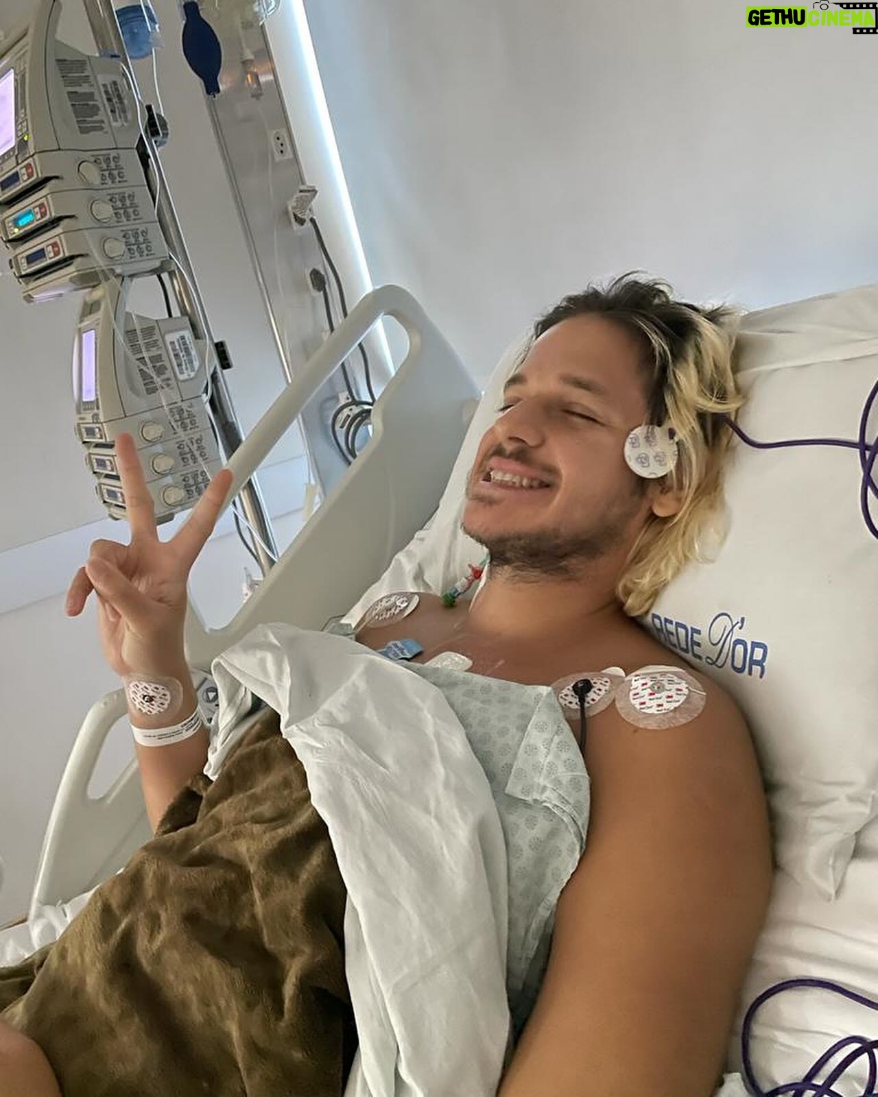 Rubel - 14.9K Likes - Retrospectiva da Retrospectiva de 2023 (agora acabou)
Tava difícil começar o ano, parece que janeiro se arrastou, como aquele momento em que você acorda e ainda demora um bocado a acordar de verdade e sair da cama. Mas essa semana eu saí e limpei a remela dos olhos. Acho que depois de 2011 (o ano em que eu fiz intercâmbio e descobri um bocado de coisa e gravei o Pearl), 2023 foi o ano mais transformador da minha vida. Que venham os pássaros e os dragões, seguimos armados e cercados com as armas de Jorge.