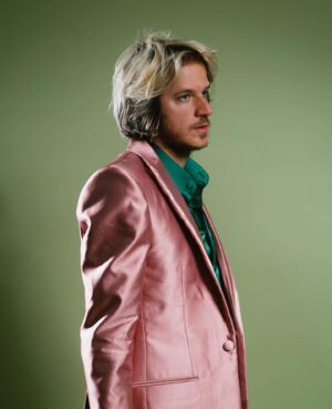 Rubel Instagram - GRAMMY LATINO EU TÔ PRONTO. 

💿 “As Palavras, Vol. 1 & 2” concorre a Melhor Álbum Pop Contemporâneo em Língua Portuguesa 🥠 

🩲👛 Na minha cabeça esse disco sempre foi Verde e Rosa. Até pintei os móveis dessa cor, para morar num lugar que remetesse a sensação que eu imaginava do disco. Fui procurar uns rabiscos antigos do que eu imaginava que o disco seria antes de existir, e achei lá o verde e rosa e algumas outras anotações que eu compartilho na última foto. 

Créditos da Foto
Fotografia: @brenogaltier 
Stylist: @mariarocha 
Alfaiate: Robson Alfaiate
Direção de Arte: @eulucasveiga 
Agradecimentos: @changodigital 

@latingrammys