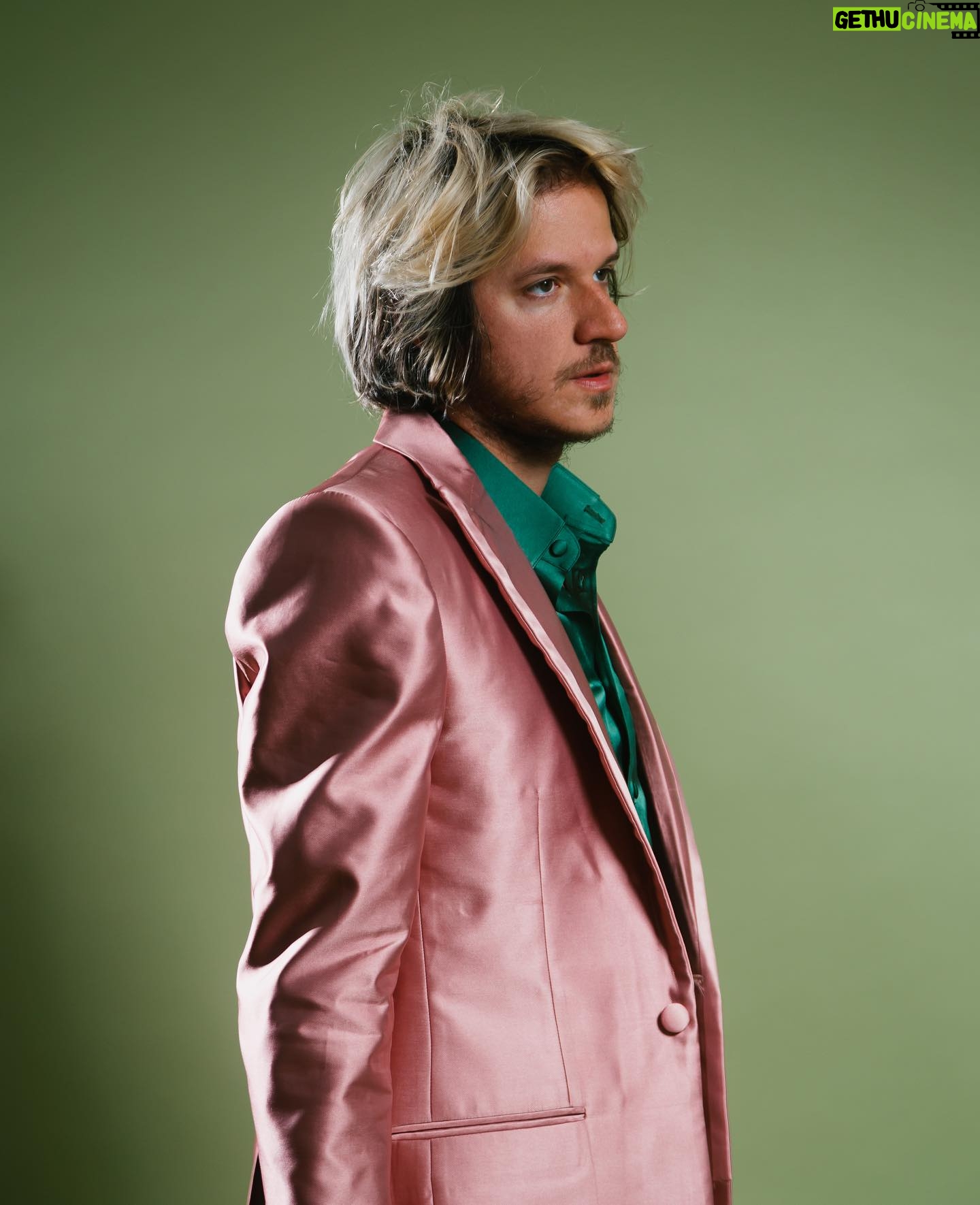 Rubel - 18.1K Likes - GRAMMY LATINO EU TÔ PRONTO.
💿 “As Palavras, Vol. 1 & 2” concorre a Melhor Álbum Pop Contemporâneo em Língua Portuguesa 🥠
🩲👛 Na minha cabeça esse disco sempre foi Verde e Rosa. Até pintei os móveis dessa cor, para morar num lugar que remetesse a sensação que eu imaginava do disco. Fui procurar uns rabiscos antigos do que eu imaginava que o disco seria antes de existir, e achei lá o verde e rosa e algumas outras anotações que eu compartilho na última foto.
Créditos da Foto
Fotografia: @brenogaltier
Stylist: @mariarocha
Alfaiate: Robson Alfaiate
Direção de Arte: @eulucasveiga
Agradecimentos: @changodigital
@latingrammys