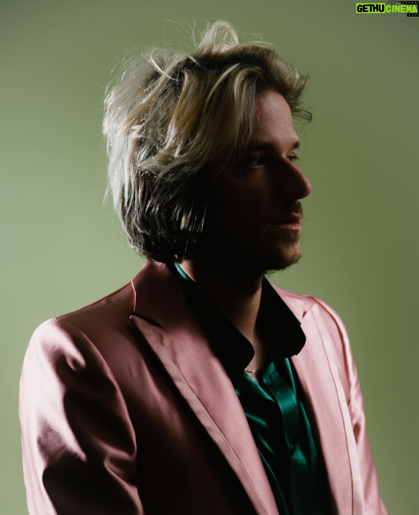 Rubel - 18.1K Likes - GRAMMY LATINO EU TÔ PRONTO.
💿 “As Palavras, Vol. 1 & 2” concorre a Melhor Álbum Pop Contemporâneo em Língua Portuguesa 🥠
🩲👛 Na minha cabeça esse disco sempre foi Verde e Rosa. Até pintei os móveis dessa cor, para morar num lugar que remetesse a sensação que eu imaginava do disco. Fui procurar uns rabiscos antigos do que eu imaginava que o disco seria antes de existir, e achei lá o verde e rosa e algumas outras anotações que eu compartilho na última foto.
Créditos da Foto
Fotografia: @brenogaltier
Stylist: @mariarocha
Alfaiate: Robson Alfaiate
Direção de Arte: @eulucasveiga
Agradecimentos: @changodigital
@latingrammys