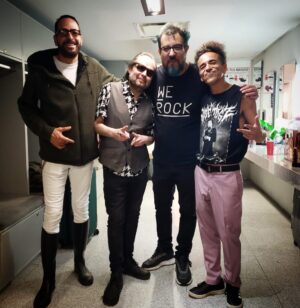 Rubén Albarrán Instagram - Encuentros #familiamusical @hectorlalupita @linonava @ponchotoledo @lalupitaoficial #amarquereryrockear 🌸🙌🏼🌸