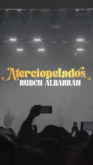 Rubén Albarrán Instagram - De peluche, tu estuche / terciopelo, es tu pelo ⚡️

¿Ya escucharon #MujerGala ft. @ru.albarran? Está disponible en todas las plataformas digitales 🎵 link en bio ⚡️

#aterciopelados #eldorado #eldoradoenvivo