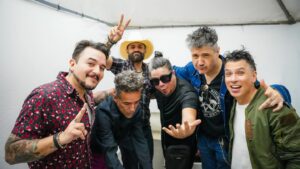 Rubén Albarrán Instagram - Carnal @ru.albarran es un agasajo compartir escenario contigo! Que se repita chingos de veces!! 🤘🏻🤘🏻#lasensacióndenuevoleón