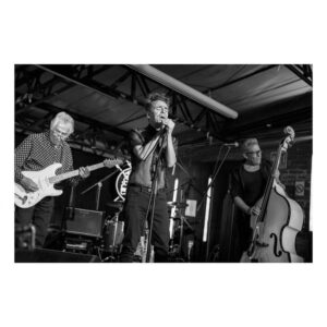 Rubén Albarrán Instagram - Este carrito ya arranco y nuestro primer destino fue en @lapiedadlivemusic en  nuestra fiesta de lanzamiento @loskcomxtles con el sencillo BOTAS y mas rocanrol, muchas gracias a todos los que nos acompañaron, medios de comunicación, amigos, familia, staff del lugar, estén atentos para más fechas, las botas ya estan puestas ¡y no vamos a parar! 
¡Los K’comxtles llegaron ya! 
Gracias por el gozo y por compartir, 🚀🎸🎉🤘.
Agradecemos con corazón rocanrolero a nuestro amigo y autor de estas fotos fernandoaceves 📸.
Escuchen #botas en todas las plataformas 🎶🎸