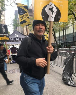 Rubén Blades Instagram - Con mi Unión (SAG-AFTRA), en la huelga de actores.
(SAG-AFTRA es un sindicato de 160,000 actores, locutores, periodistas de la radio y televisión, bailarines, disc jockeys, redactores y editores de noticias, presentadores de programas, titiriteros, artistas discográficos, cantantes, dobles de acción, artistas de doblaje y otros profesionales de los medios de comunicación).