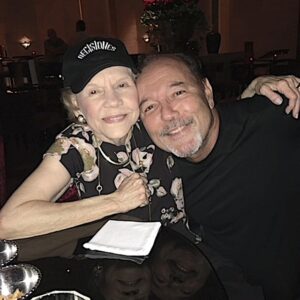 Rubén Blades Instagram - NITA TERESA NAVARRO DE LEWIS

Se ha mudado "al otro barrio" la distinguida dama Nita Teresa Navarro de Lewis.
La conocí hace muchos años, en una reunión a la que me invitó su hijo y mi amigo, Samuel Lewis Navarro, y desde ese momento me convertí en su admirador incondicional.

Poseedora de una claridad e inteligencia especiales, Dona Nita poseía un ingenio certero, era observadora, buena lectora de las circunstancias y completamente honesta a la hora de dar una opinión, si consideraba necesario el hacerlo. Le gustaban la música, las reuniones familiares, las tertulias, la lectura y contribuir en cualquier acto que pudiese ayudar a otros. 

Esta foto es de una reunión de celebración de cumpleaños, si no me equivoco, hace unos años. Le regale mi gorra y creo que basta verme la cara para reconocer el aprecio y cariño que
siempre le he tenido y le tendré. 

Se fue a los 93 años, luego de haber disfrutado de una
vida fructífera y decente, y somos todos mas afortunados por haber compartido con ella.

A toda su familia y seres queridos, con un abrazo especial a Samuel, enviamos nuestro pésame.

¡Dios la cuida siempre, Dona Nita!

Rubén Blades
29 de Junio, 2024