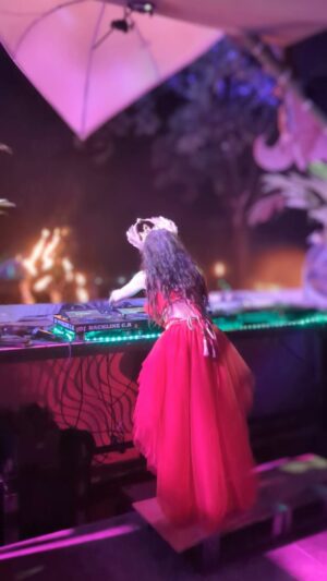 Ruby Chase O'Neil Instagram - Bounce back 🌹⚡️✨

@rubychase 
@hannahmermaid 
@envisionfestival 
@dakotafox.music 
@dakotafoxfotos 📸

#envisionfestival #envision2024 #rubychase #hannahmermaid #Queencodes #bounceback #dakotafoxmusic #dakotafoxfotos