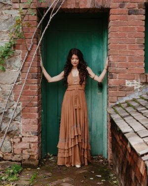 Ruby Chase O'Neil Instagram - We are moving through a doorway… From one world to another ✨

Who will you choose to become? 

Eclipse will be total April 8, 1:30pm cst 
Join the livestream on unify.org 12cst then playing my set 2pm cst which will be continued on the livestream 🧡@unify

📷 @meghansmolkaphoto 
💋 @thresholdadornment 
💛 @freepeople 

#eclipse