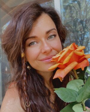 Ruby Chase O'Neil Instagram - Taking time to smell the roses
Giving thanks for the simple things 
Basking in the beauty 🌹

Where can you find your gratitude right now in this moment? 

Take a pause 
Take a breath 
Give thanks 

Secret to getting what you desire 
Is being grateful for what you have ❤️

Thank you @neema__star my Angel for this sweetest momento of your altar! feeling you with me, and feeling so deeply grateful for you with every breath ☀️

#solstice #rose #sisterhoodoftherose