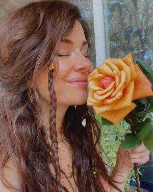 Ruby Chase O'Neil Instagram - Taking time to smell the roses
Giving thanks for the simple things 
Basking in the beauty 🌹

Where can you find your gratitude right now in this moment? 

Take a pause 
Take a breath 
Give thanks 

Secret to getting what you desire 
Is being grateful for what you have ❤️

Thank you @neema__star my Angel for this sweetest momento of your altar! feeling you with me, and feeling so deeply grateful for you with every breath ☀️

#solstice #rose #sisterhoodoftherose