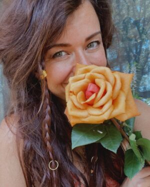 Ruby Chase O'Neil Instagram - Taking time to smell the roses
Giving thanks for the simple things 
Basking in the beauty 🌹

Where can you find your gratitude right now in this moment? 

Take a pause 
Take a breath 
Give thanks 

Secret to getting what you desire 
Is being grateful for what you have ❤️

Thank you @neema__star my Angel for this sweetest momento of your altar! feeling you with me, and feeling so deeply grateful for you with every breath ☀️

#solstice #rose #sisterhoodoftherose