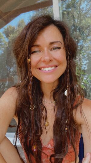 Ruby Chase O'Neil Instagram - So stoked to see your videos of how you celebrate solstice to bring your SHINE more ON LINE ☀️

Don’t forget to add my remix of “Solstice” by @savejlife to your video and tag #solsticeremix 🤍🤍🤍

Let’s Glow fam! #solstice 

#explorepage