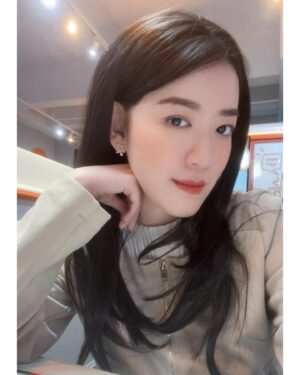 Ruby Yap Instagram - #IndecentMarriage之長髮篇
#電視劇 

看來我該入手幾頂假髮以備拍攝不時之需😌
有好些粉絲問我為什麼不乾脆留回長髮？
相信我，卷毛的我留起長髮來絕對不長這樣，每天起床都像是上演Lion King，每年都得做最少一次離子燙，然後我的頭髮就會壞掉了🫠
所以以前你們看到我長髮時美美的樣子，都是每年花了不少錢在打理的。#很累人 

至於為什麼我短髮時頭髮就不會那麼卷…嗯，我也很想知道答案

#我是後天性捲髮
#基因專科醫生也不明白為什麼會有後天性捲髮
#話說這一次拍攝完全沒畫眼線
#化妝師的功力值得加一百隻雞腿