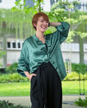 Ruby Yap Instagram - Outfit from @playboutique 
昨天發的照片 
有好多人說 「很不一樣的你」
這樣像你們眼中的我了吧🫣

那日遇到一位很認真努力的演員
她說 「你真人跟我想象的很不一樣」
我問她 「那你覺得我應該是怎麼樣的？」
她 「就是看起來很酷，很man，很鋼鐵的那種」

這讓我想起來我经常会听到类似的话
我穿得朴素一点 
有人會說「你今天很不一樣」 
我跟朋友耍嘴皮子逗笑了人 
有人會說「原來你是這樣的啊！」
我展現出我在感情里的懦弱和小女人
有人會說「我真的重新認識你誒」 
我穿長裙出去遇到朋友
朋友會說「怎麼今天這麼girl啊？很不像你」
我從長髮變短髮
朋友會說 「我的俞均去了哪裡」

我才發現 原來每個圈子認識的那個我
都是不同面向的我
我可以是鋼鐵「直男」
也可以是刁蠻任性的公主
是溫婉儒雅的女人
也可以是很沒文化滿嘴乾話的人類
等等等 而這些都是我
取決於我們什麼時候認識
認識時在什麼場合 而你又是怎麼樣的人
這或許也與我的 「討好型人格」 有關
但不管哪一個面向的我都是我

在還沒學表演以前 我巨討厭某一面的我
我覺得那樣的我不配活著
也覺得那一面的我很討人厭
不會有人喜歡那一面的我
上了課以後 我學會了人還是得對自己坦白 接受自己
包括接受自己最不喜歡最討厭最陰暗的那些面向

曾經有一位朋友跟我聊心事的時候說
「我很害怕讓別人知道我真實的想法，因為那個想法在我看來其實很邪惡，很醜陋，很不好」
我就說 「如果你害怕別人的看法但卻又很想說出來，你可以跟我說。我不會judge你。」
這些所謂的ugly truth，也是自己的其中一個面向吧
每一人都會有自己的陰暗面
你看不到 只不過是他選擇不告訴你罷了

話說回來
最後我和那位演員說
我相信人都是有多面的
很少人在所有人的面前都是一樣的樣子
再怎麼真誠的人都如此
只不過那時候你看到的我
那時的經歷和狀態
以那種形象和姿態出現在大家面前讓我最舒服
現在我的生活又有了轉變 有了新的經歷
目前這個樣子是讓我最舒服的
還真的沒有那麼多複雜的原因可探討
形象這種東西怎麼說都只是外殼
最重要的是靈魂深處的我始終是我
這樣不就好了嗎😌