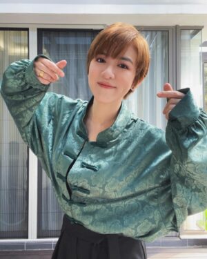 Ruby Yap Instagram - #年初一 #自拍篇 #OOTD 

每年新年初一都穿紅色
今年來點不一樣
青色一般在我們眼裡都代表著「可行」
比如在追求自己喜歡的對象時對方有沒有給你green light
談個案子老闆會問你這個案子的status是不是green light
開車時看到綠燈就代表可行
但願這一年遇到的所有人事物都是可行
自己的身心健康也 「可行」

這個祝福獻給你們
也給我自己
新年快樂！

Oversized 唐裝   百搭寬松黑褲 👉🏻 @playboutique

#我知道今天年初二了 
#昨天都把時間留給了家人
#今天post也一樣的啦