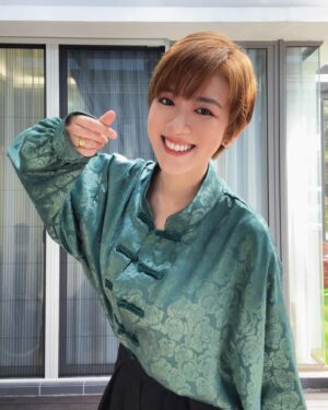 Ruby Yap Instagram - #年初一 #自拍篇 #OOTD 

每年新年初一都穿紅色
今年來點不一樣
青色一般在我們眼裡都代表著「可行」
比如在追求自己喜歡的對象時對方有沒有給你green light
談個案子老闆會問你這個案子的status是不是green light
開車時看到綠燈就代表可行
但願這一年遇到的所有人事物都是可行
自己的身心健康也 「可行」

這個祝福獻給你們
也給我自己
新年快樂！

Oversized 唐裝   百搭寬松黑褲 👉🏻 @playboutique

#我知道今天年初二了 
#昨天都把時間留給了家人
#今天post也一樣的啦